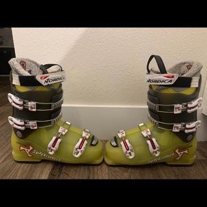 SKI BOOTS